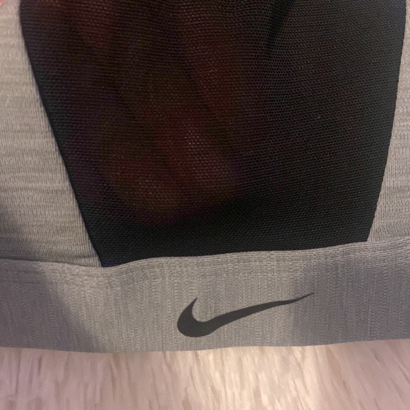 Zip front Nike sports bra size medium great condition gray with black mesh back - Picture 3 of 7